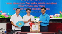 Lãnh đạo Công đoàn Công Thương Việt Nam đến thăm và tặng quà cho người lao động Công ty ITAXA nhân Tháng Công nhân năm 2026