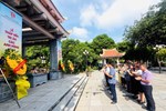 Đoàn đại biểu Công đoàn Công Thương Việt Nam dâng hương tưởng niệm các Anh hùng Liệt sĩ tại Nhà Bia tưởng niệm Phường Nghĩa Đô  